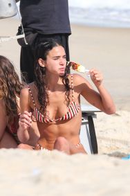 Bruna Marquezine e irmã aproveitam dia na praia