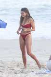 Bruna Marquezine e irmã aproveitam dia na praia