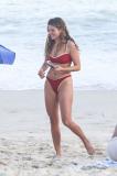 Bruna Marquezine e irmã aproveitam dia na praia
