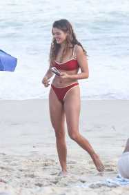 Bruna Marquezine e irmã aproveitam dia na praia