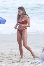 Bruna Marquezine e irmã aproveitam dia na praia