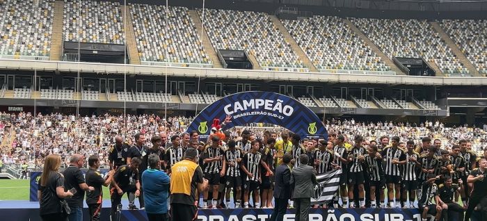 Jogadores do Atlético durante erguimento da taça