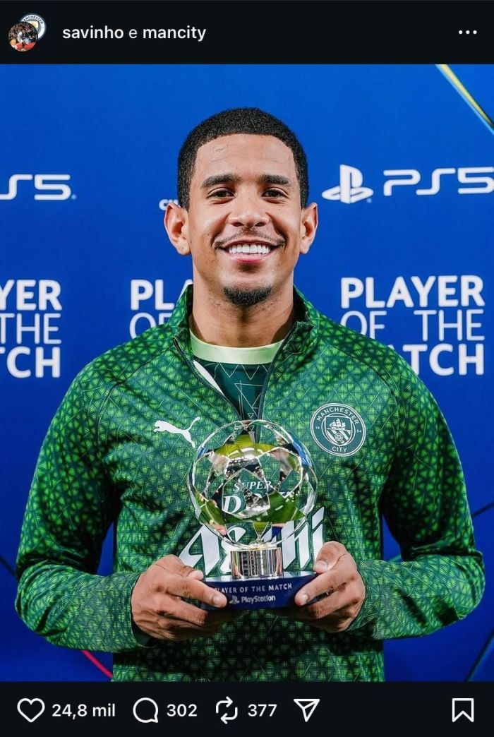 Savinho, revelado pelo Atlético, com o prêmio de melhor jogador da partida entre Villarreal e Manchester City