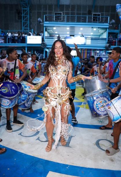 Sabrina Sato em ensaio de Carnaval da Vila Isabel