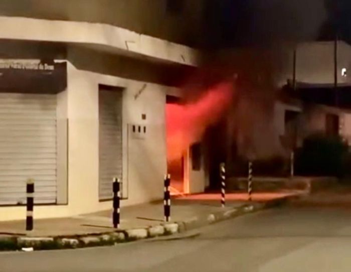 Chamas intensas deixaram maquinários e utensílios destruídos.