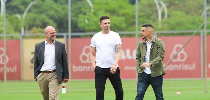 Da esquerda para direita, o vice de futebol José Olavo Bisol, o ex-zagueiro Bolívar, e o diretor esportivo D'Alessandro