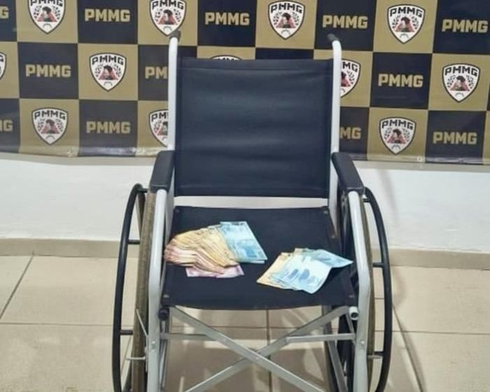 A PM apreendeu panfletos sobre a suposta doença, uma cadeira de rodas e quase R$ 6 mil.