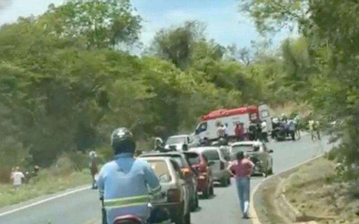 Acidente deixou o trânsito interditado durante o socorro. 