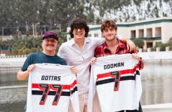 Bottas e Doohan surfam com a camisa do São Paulo