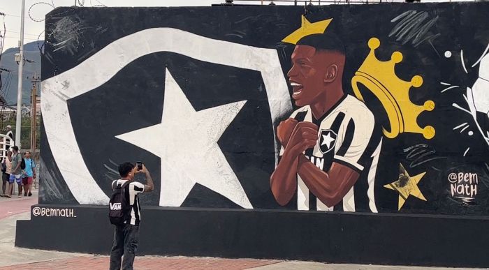 Torcedor do Botafogo tira foto do mural em homenagem a Luiz Henrique no Nilton Santos