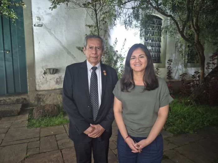 O cônsul honorário do Peru em Belo Horizonte, David Guzmán, ao lado da arqueóloga Ana Cecilia Mauricio Llonto.