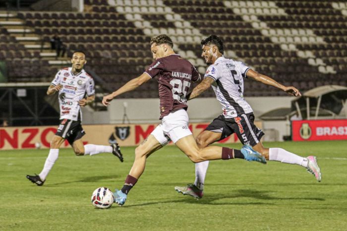 Ian Luccas em ação pela Ferroviária