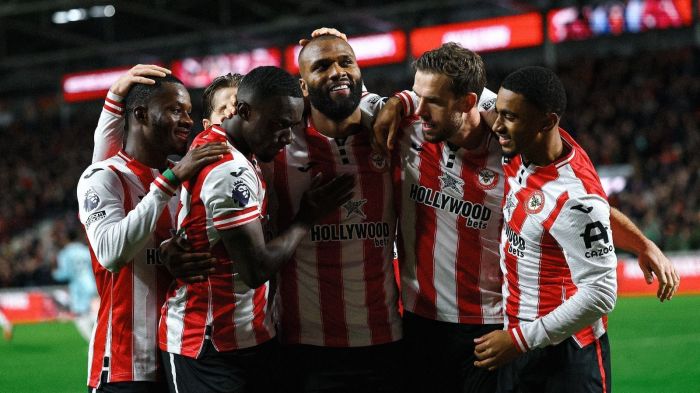 Igor Thiago (centro) celebra gol pelo Brentford-ING