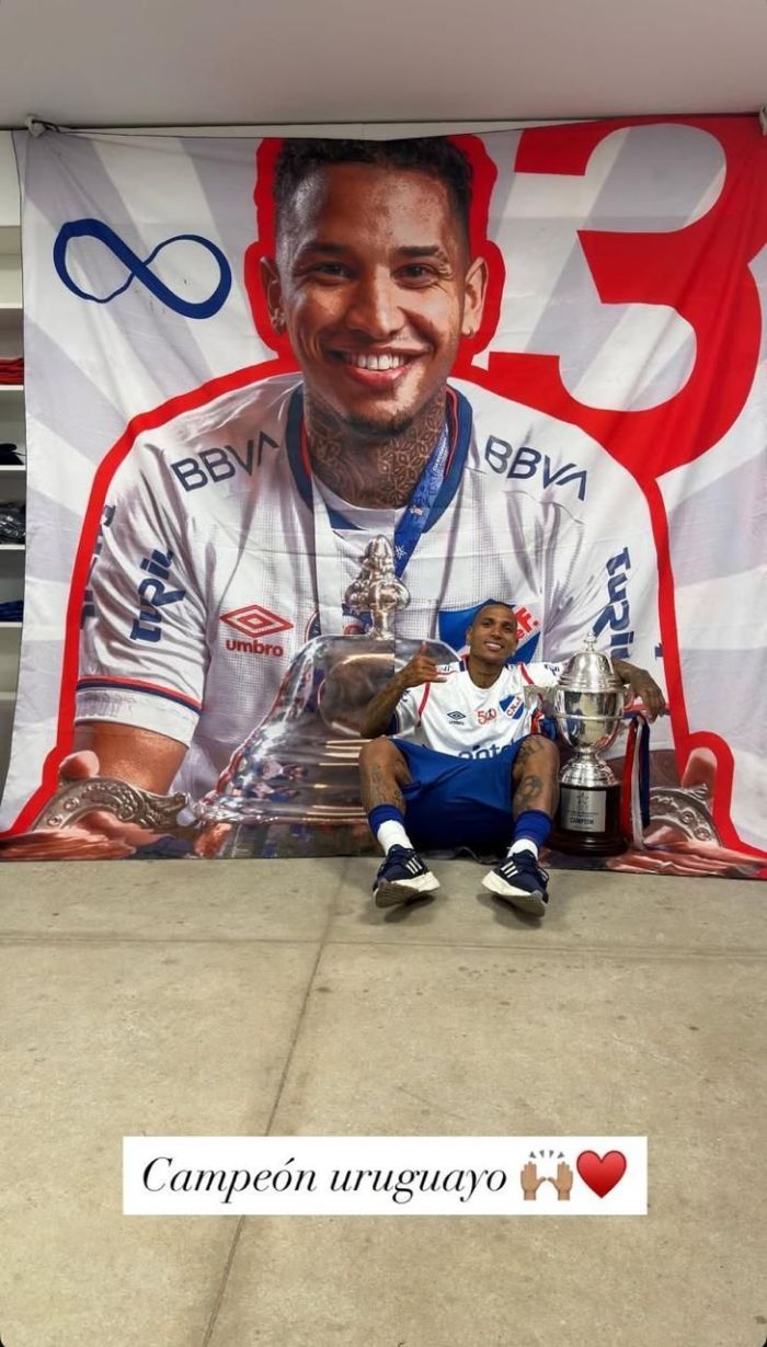 Otero, ex-Atlético, com a taça de campeão uruguaio conquistada com o Nacional