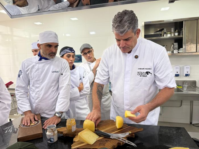 Jordane cortou queijos do produtor para os alunos
