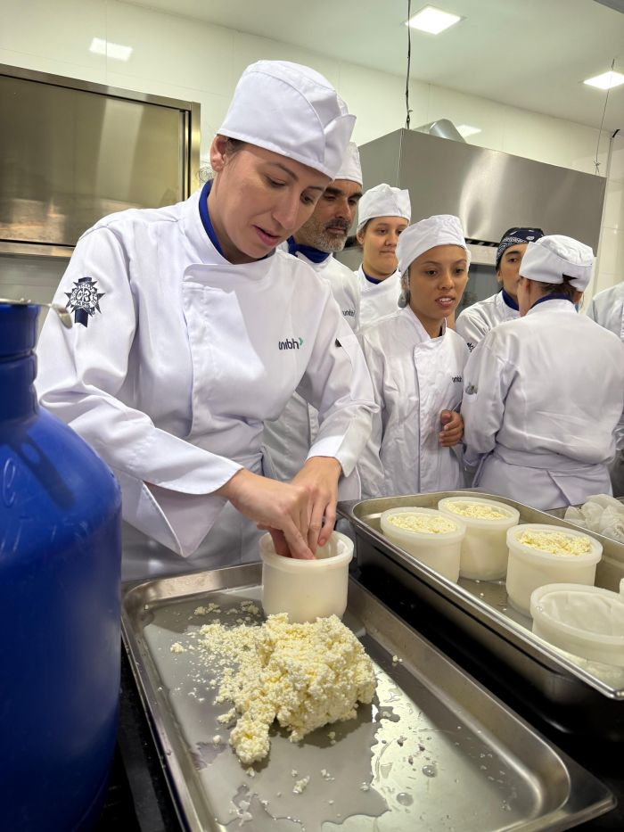 Alunos enformando a massa do queijo 