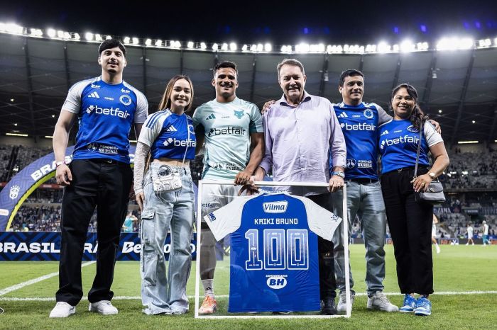 Kaiki foi homenageado pelo Cruzeiro antes de duelo com o Botafogo