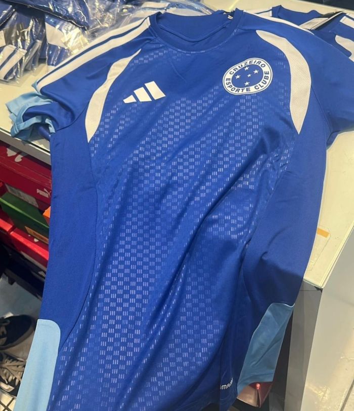 Camisa de treino do Cruzeiro para 2026 em foto vazada nas redes sociais