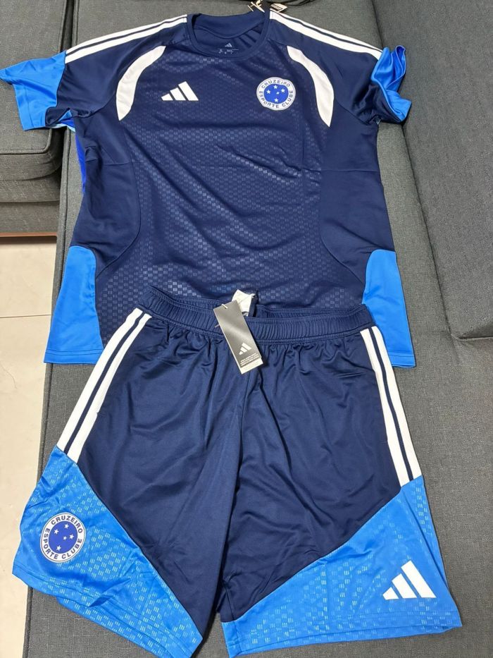 Segunda versão da coleção de treino do Cruzeiro para 2026 em fotos vazadas