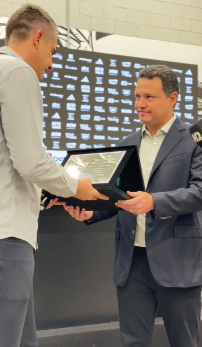 Victor recebe homenagem de Rafael Menin na Arena MRV Victor recebe homenagem de Rafael Menin na Arena MRV