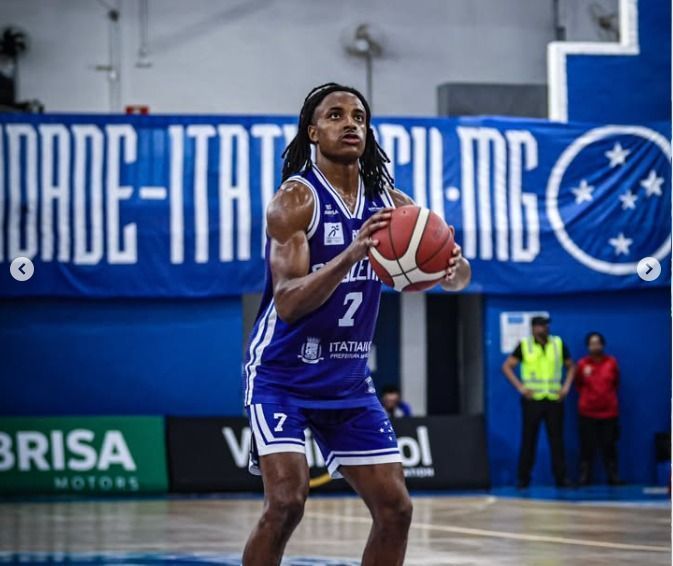 Clay em ação durante jogo contra o Botafogo, pelo NBB Clay em ação durante jogo contra o Botafogo, pelo NBB