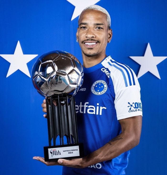 Matheus Pereira, do Cruzeiro, recebeu a Bola de Prata
