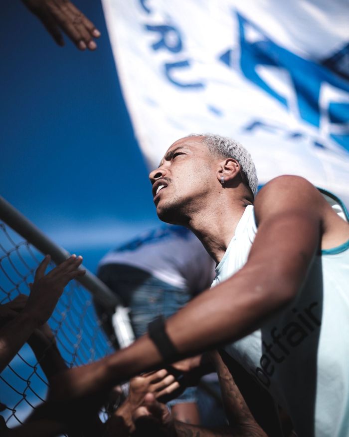 Matheus Pereira com a torcida do Cruzeiro