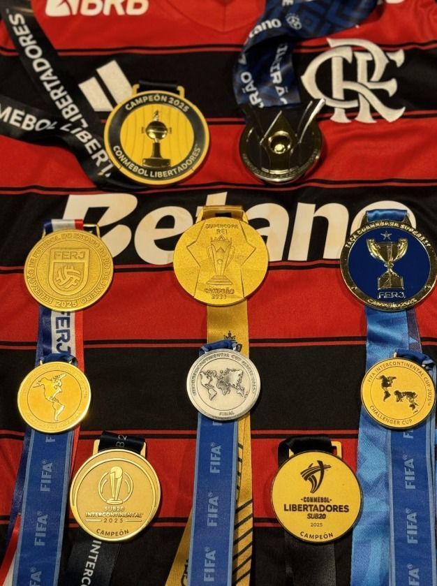 Foto publicada por José Boto com as medalhas de campeão do Flamengo Foto publicada por José Boto com as medalhas de campeão do Flamengo