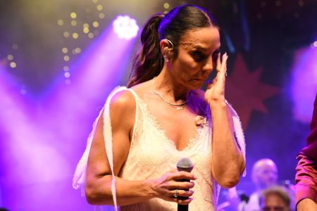 Ivete Sangalo chora durante apresentação em evento beneficente