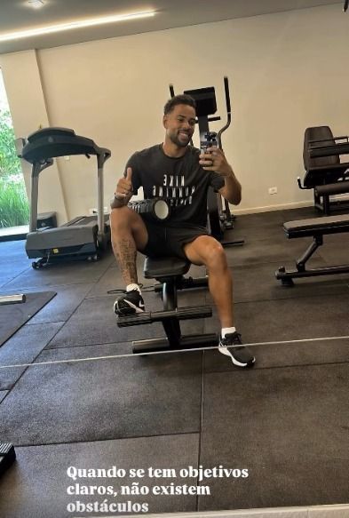 Renan Lodi, reforço do Atlético, compartilha treino antes de embarque a Belo Horizonte