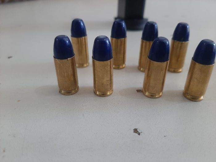 A arma de fogo estava carregada com oito munições. 