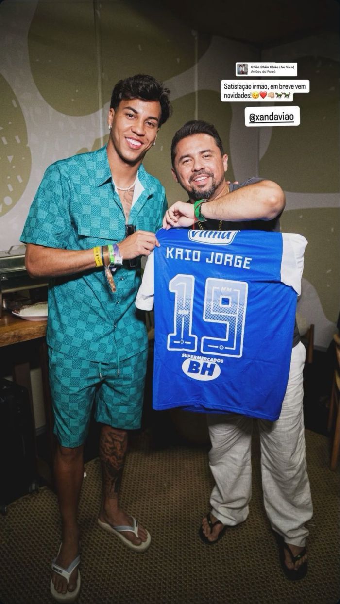 Kaio Jorge entrega camisa do Cruzeiro a Xand Avião Kaio Jorge entrega camisa do Cruzeiro a Xand Avião