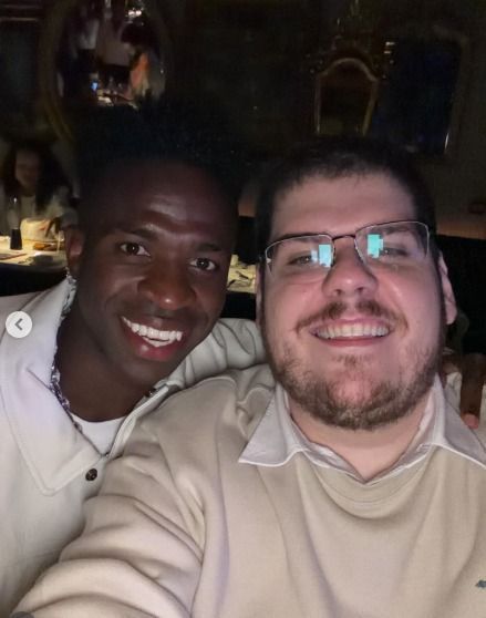 Vini Jr ao lado de Casimiro Miguel no Ano-Novo