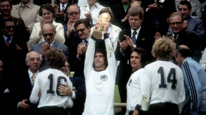 Seleção Alemã com a taça da Copa do Mundo de 1974