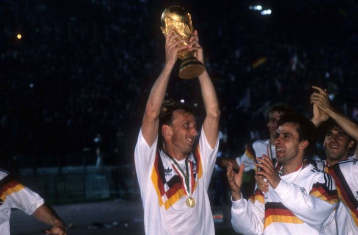Seleção Alemã com a taça da Copa do Mundo de 1990