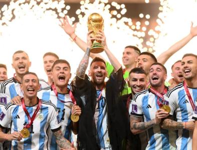 Messi levanta taça de campeão da Copa do Mundo de 2022 • Reprodução/X Seleção Argentina