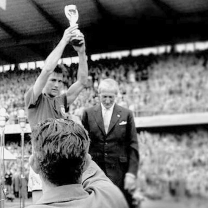 Bellini, capitão da Seleção Brasileira, com a taça Jules Rimet em 1958 Bellini, capitão da Seleção Brasileira, com a taça Jules Rimet em 1958