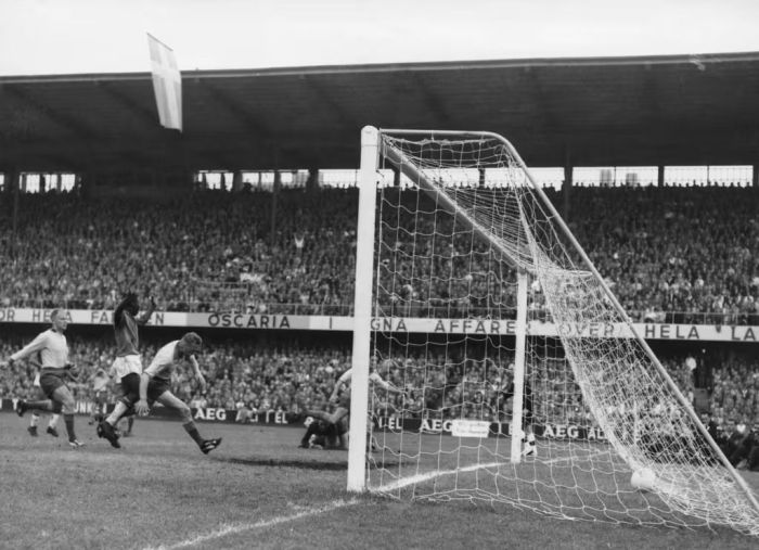 Pelé marca gol na Copa do Mundo de 1958