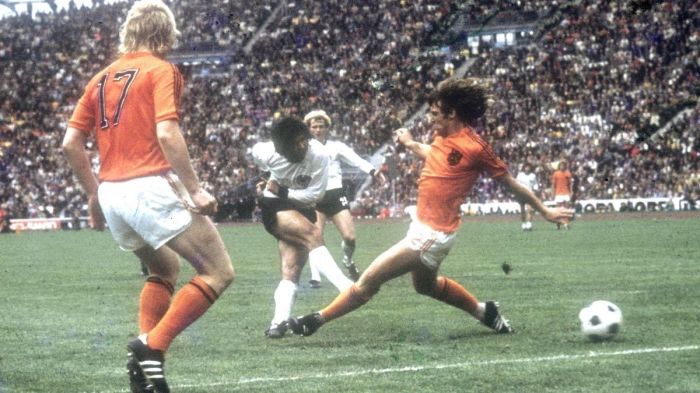 Gerd Muller marca o gol do título da Alemanha na Copa do Mundo de 1974