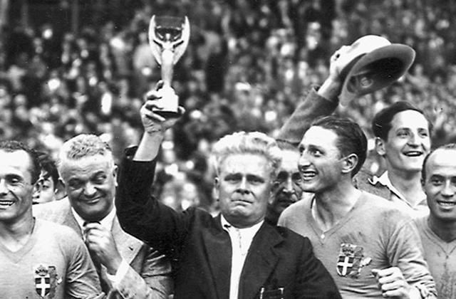 Vittorio Pozzo com a taça Jules Rimet em 1938