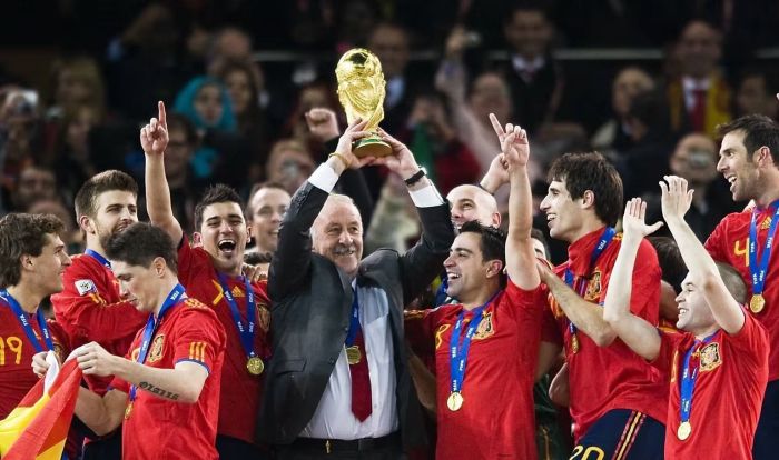 Vicente Del Bosque levanta taça da Copa do Mundo de 2010