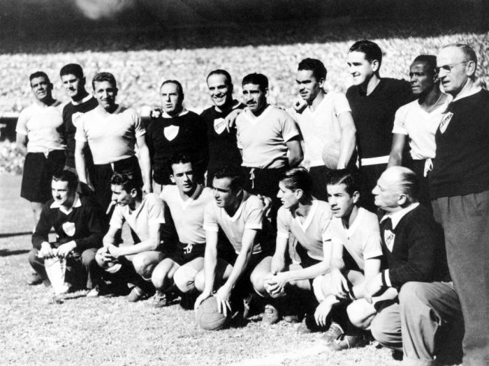 Técnico Fontana ao lado da Seleção do Uruguai na Copa do Mundo de 1950