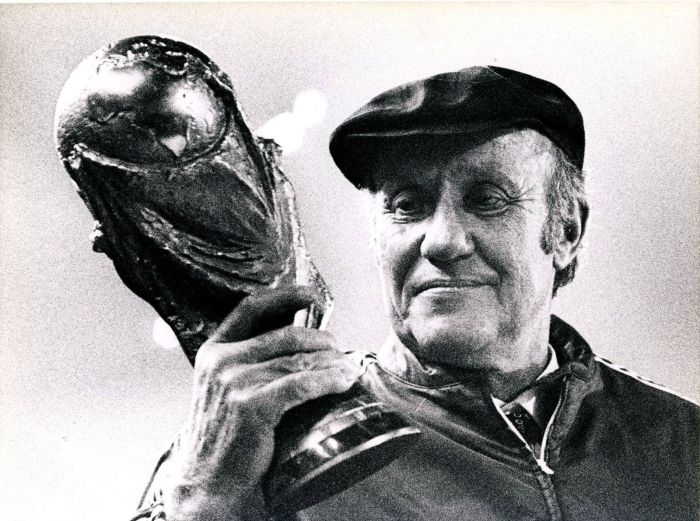 Helmut Schon com a taça da Copa do Mundo de 1974