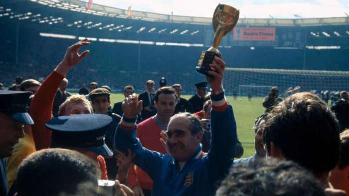 Técnico Alf Ramsey com a taça da Copa do Mundo de 1966
