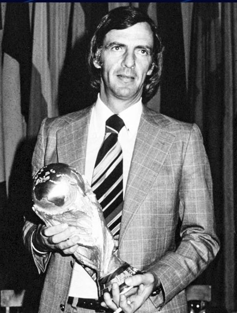 Técnico César Luis Menotti com a taça da Copa do Mundo de 1978