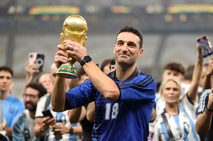Scaloni com a taça da Argentina na Copa do Mundo de 2022