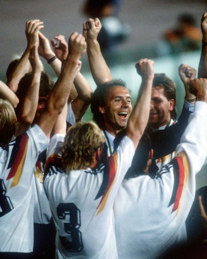 Beckenbauer comemora título da Copa do Mundo de 1990, com a Alemanha