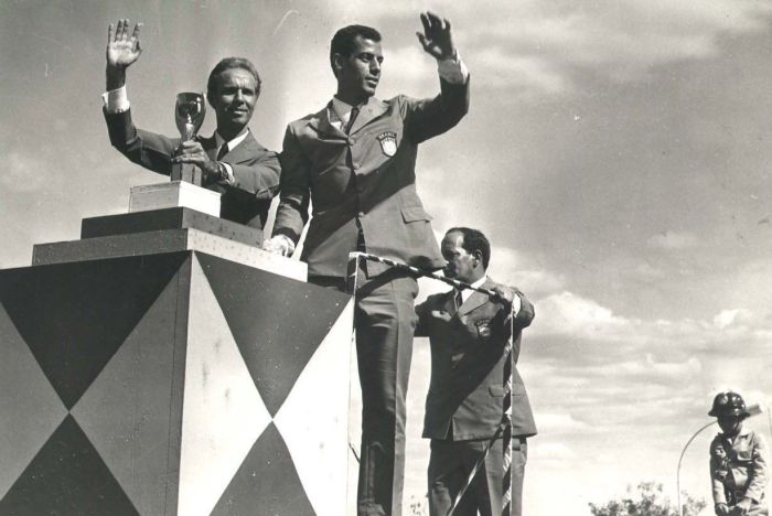 Zagallo com a taça da Copa do Mundo de 1970