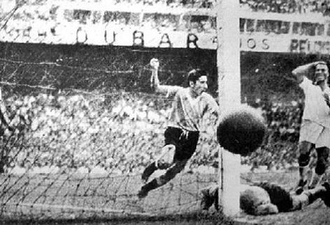 Ghighia comemora gol no Maracanã na Copa de 1950