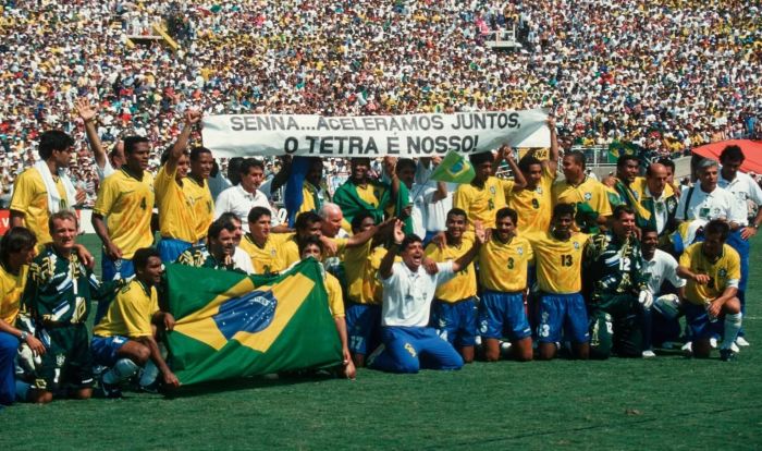 Seleção Brasileira homenageia Ayrton Senna após tetracampeonato da Copa do Mundo em 1994